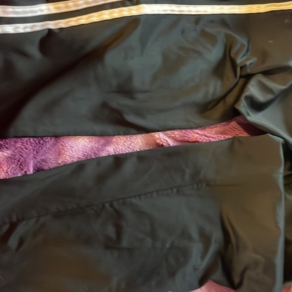 Guc no holes in knees or anywhere smoke free home - Picture 2 of 3